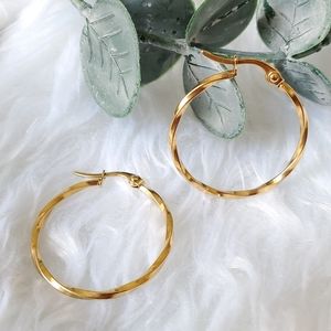 A20 NEW Twisted Gold Hoop Earrings